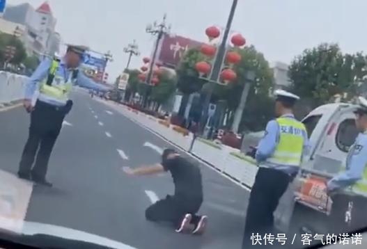 求饶|早干嘛去了?男子被查后对交警磕头求饶:好哥哥你放我一条生路!