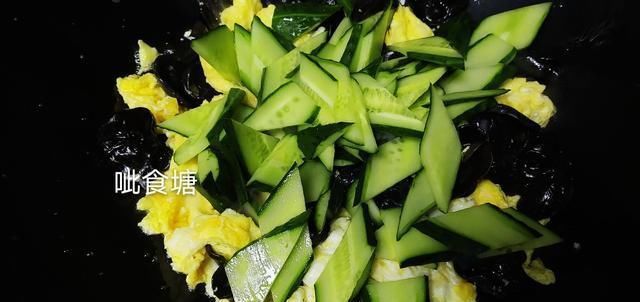 明白|黄瓜菱形片怎么切很多人一直没弄明白,其实只需2步就轻松搞定