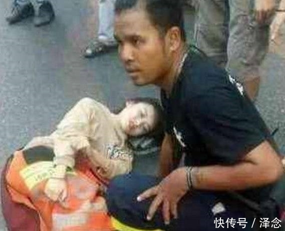 扯破|某女子出祸衣服被扯破,一男子前去的动作,引路人纷纷点赞