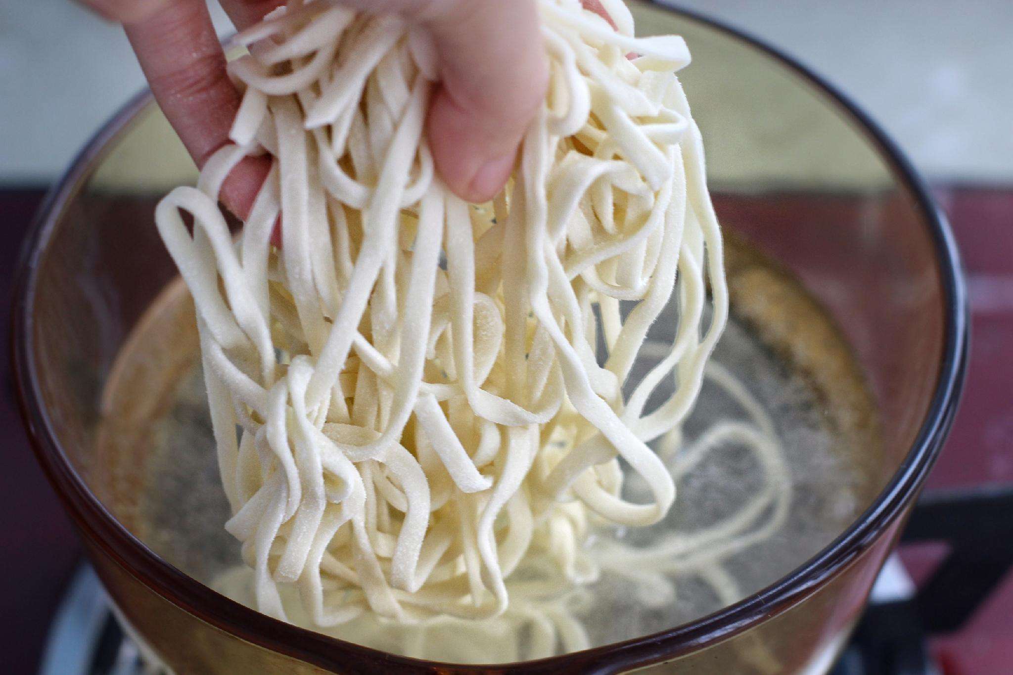 店老板|煮面条时,别直接开水下锅,店老板给你支两招,口感筋道有嚼劲