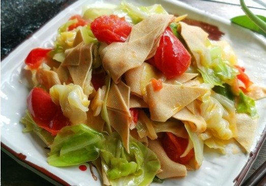 做法|把包菜和这两种食材一起搭配做,做法简单,清淡开胃,酸爽下饭