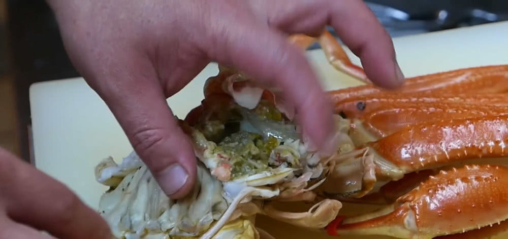 蟹黄|花150元买的一只螃蟹，真肥，还以为赚到，煮后掰开没勇气下嘴