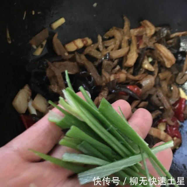  泡椒|泡椒炒咸菜干，微辣爽口。好吃下饭