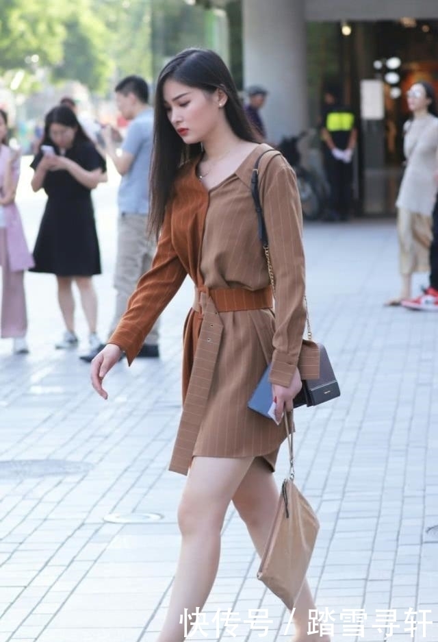 美女|街拍：黑色的连衣裙优雅大气，美女看起来很有气质与内涵