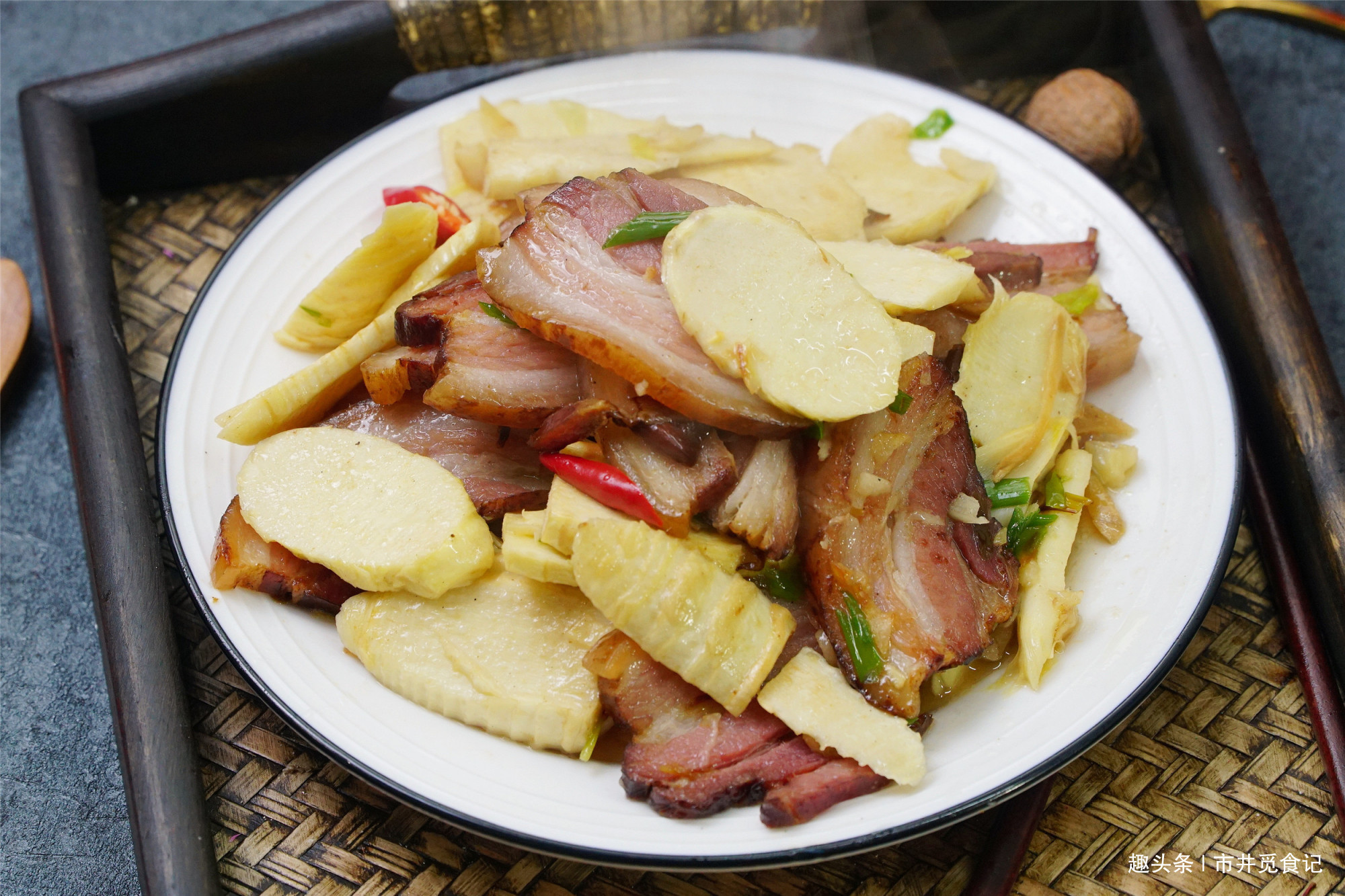  肥腻|炒腊肉时，万不能直接炒，否则又咸又肥腻，教你正确吃法