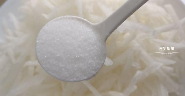 开裂|冬天干燥嘴唇容易开裂出血,常吃这蔬菜可有效缓解,好吃还不贵!