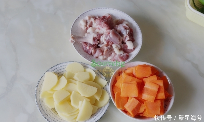 倒入|鸭肉别只会做啤酒鸭,加土豆胡萝卜炖一炖,端上桌连汤汁都不剩!