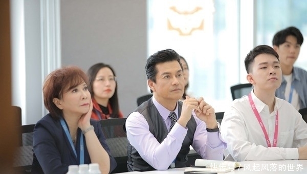 不经意|65岁吕良伟成功转型B站实习生 面试间隙不经意小动作引热议