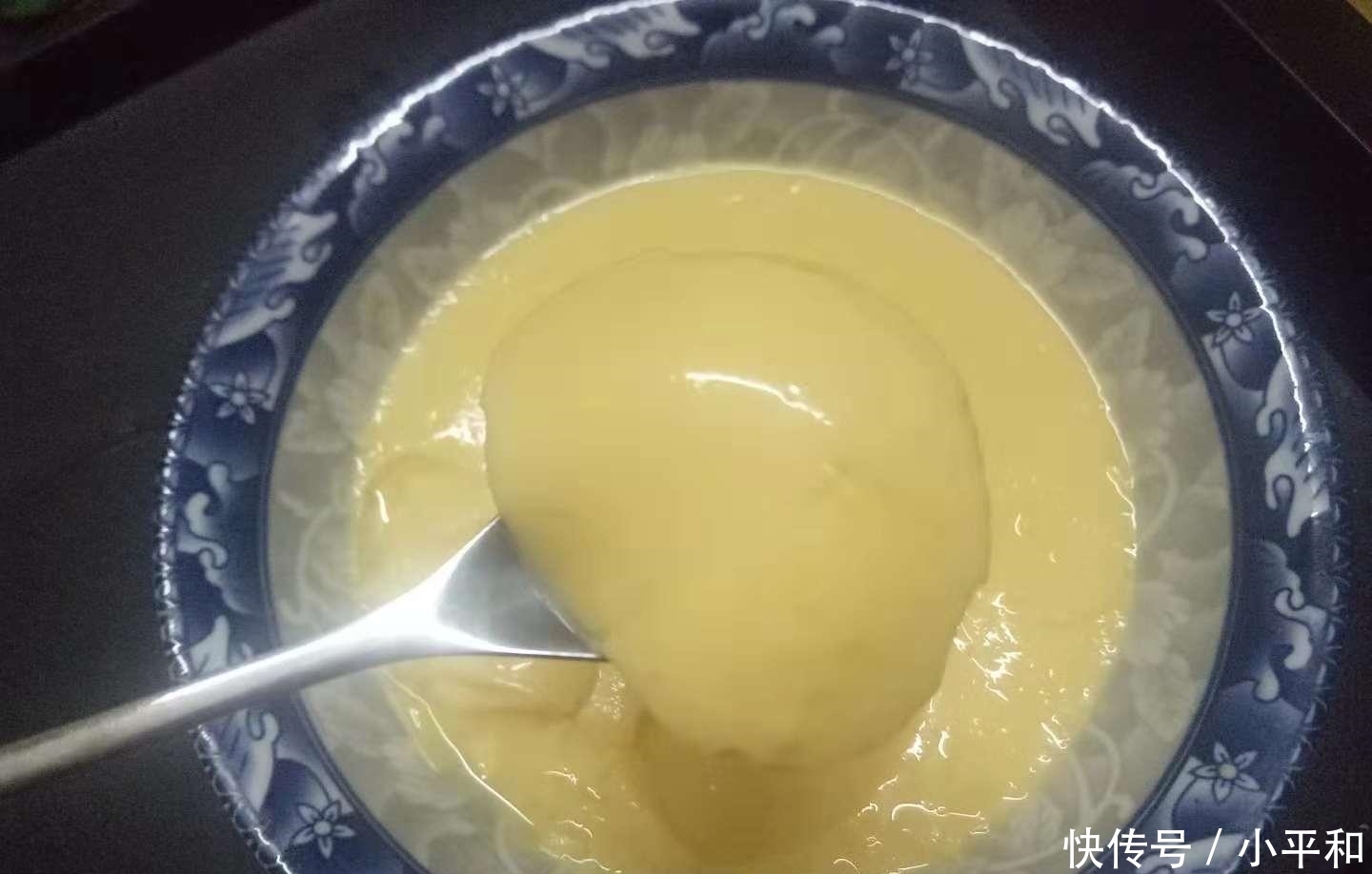 蜂窝|蒸鸡蛋时, 万万别直接加水, 多做“这1步”, 鸡蛋嫩滑没蜂窝!