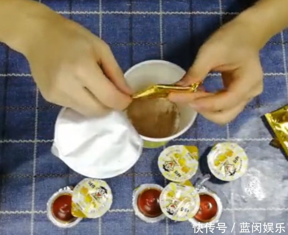 终于|小伙试吃怀旧零食“摇滚冻”，终于知道为什么一次只能摇一颗了