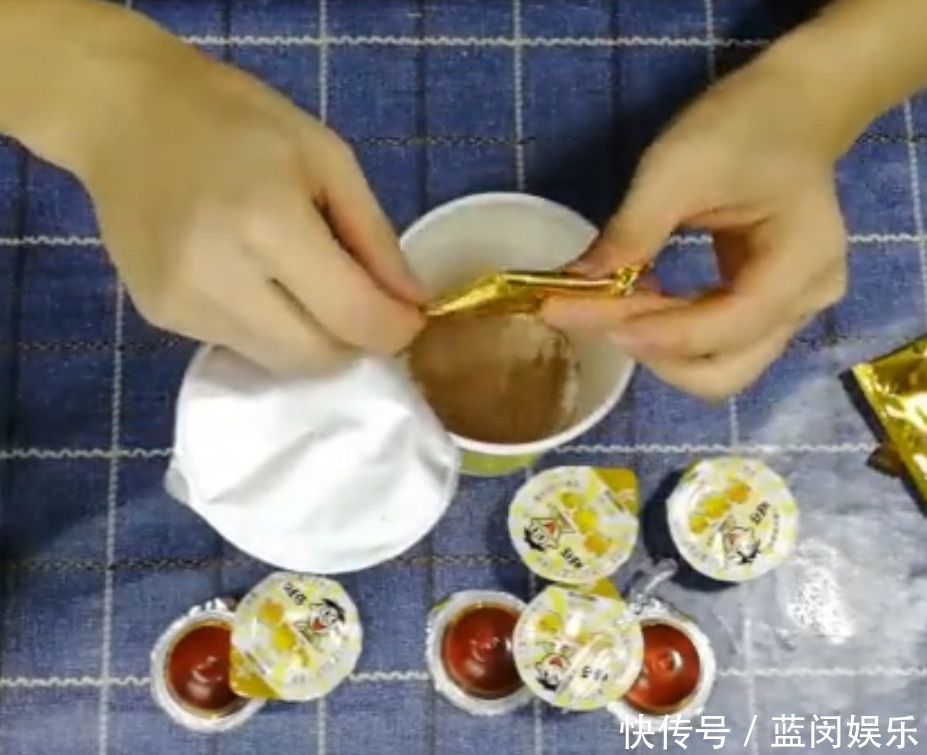 终于|小伙试吃怀旧零食“摇滚冻”,终于知道为什么一次只能摇一颗了