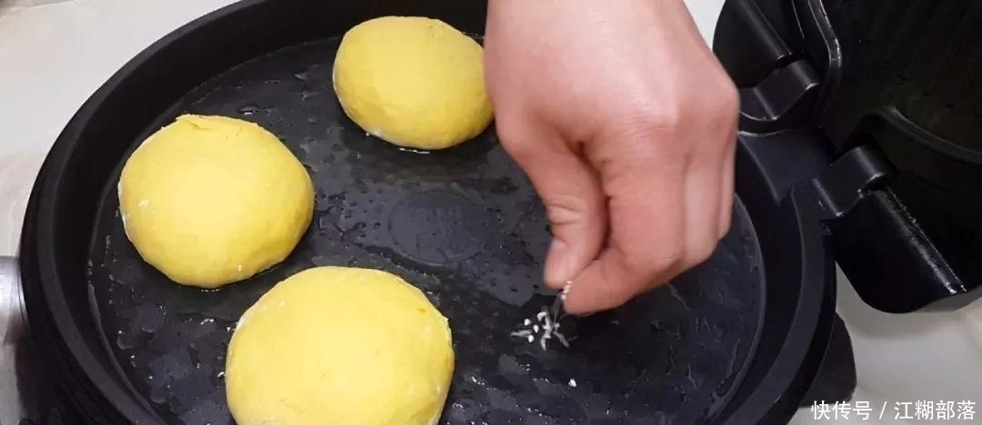 南瓜|南瓜又出新吃法,不用油炸,比面包馒头做法简单,比南瓜饼还好吃