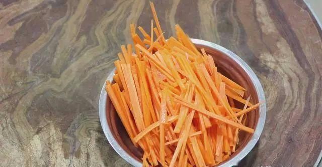 大厨|大厨分享一道“胡萝卜炒千张”,清淡爽口又营养,全家老少都爱吃