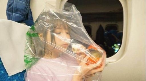塑料袋|火车上女子头套塑料袋吃东西，让人费解，女子解释，大家表示理解