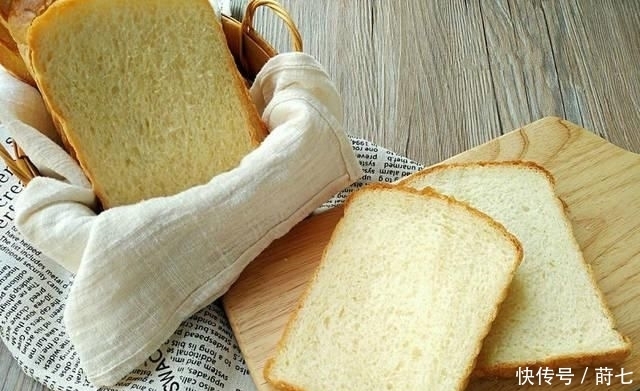  柔软|美食如此简单：一碗面粉一袋牛奶，教你在家做吐司，柔软拉丝有弹性！