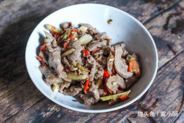 招待|舅舅一家来做客，妈妈做了8个农家菜招待，网友真富有