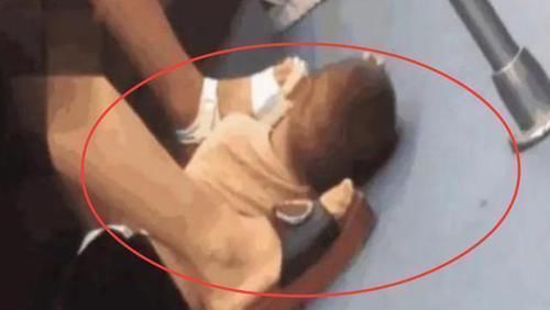 妈妈|地铁上,男孩躺在地上一动不动,看到孩子的手,乘客立马报警