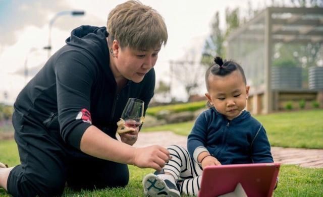 母子|郭麒麟与生母同框,母子相明显离开郭德纲20年,胡中惠身价过亿