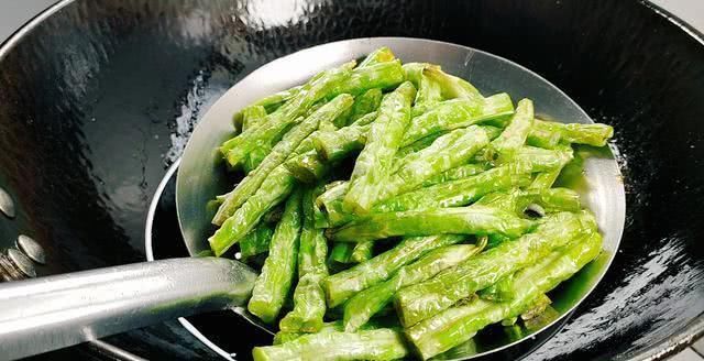小现|炒豆角很多人做错了,大厨教你正确做法,好吃到停不下来