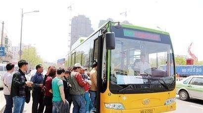 孩子|“没钱买车生什么孩子”孕妇挤公交遭羞辱，小学生帮忙回怼解气