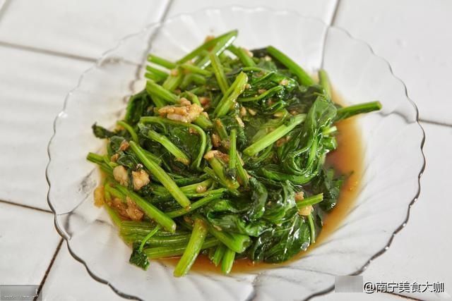 油腻|新鲜的菠菜需要新做法,不炒不白灼,口感清新不油腻