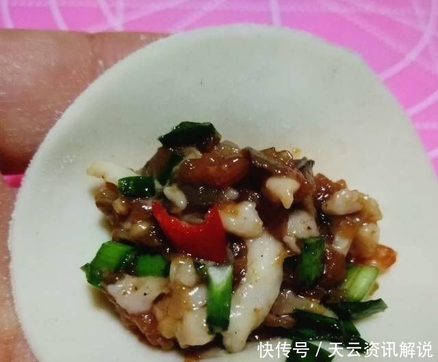  饺子|韭菜猪肉饺蘑菇，又咸又好吃，香又不腻，一口都吃不完