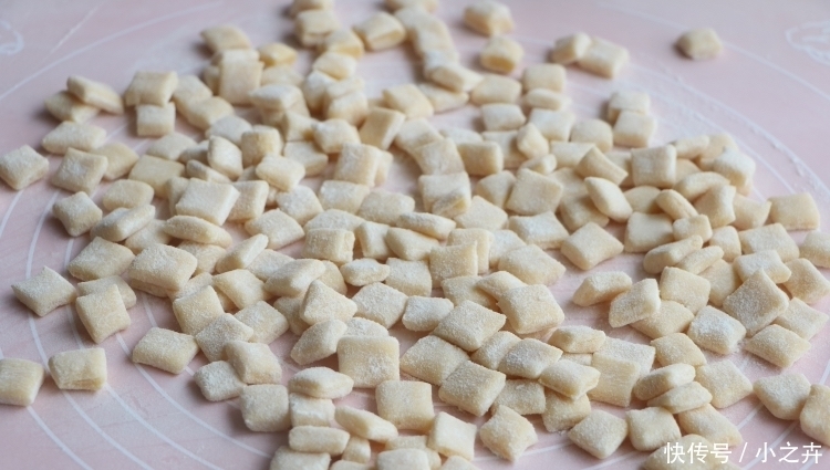 好吃|面粉里加2个鸡蛋,不用蒸不用炸,健康好吃,女儿一口一个停不了