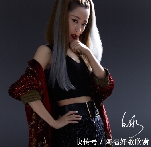  区别对待|当宁静介绍队员时，谁注意到王丽坤，只有她被区别对待