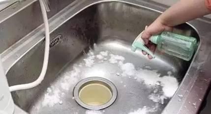 洗碗|洗碗不要用洗洁精了,保洁阿姨用这个东西代替,去污快还不伤手