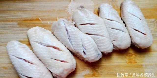 清水冲洗干净|烹饪鸡翅时,先焯水还是先腌制7成人弄不清这步,难怪鸡翅老柴