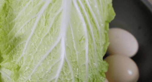 俱全|妈妈太厉害了,用鸡蛋和白菜搭配做美食,好吃营养色香味俱全