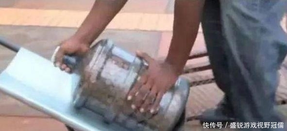 银行|老大爷银行存钱，搬来20个水桶，经理瞅一眼，老大爷损失13万