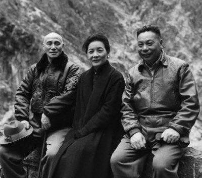  屁事|军官不识蒋经国！在饭馆闹事并说关你屁事，拿出一物品后直接怂了