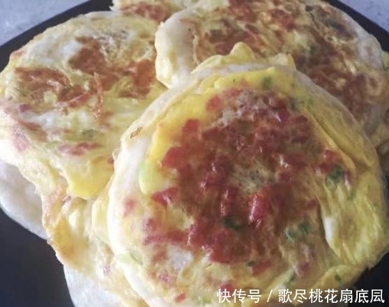营养|3个鸡蛋,不揉面,简单一搅,做家人爱吃的鸡蛋饼,鲜美有营养