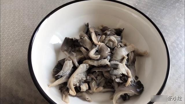 好吃|炸蘑菇,记住三要点,保证焦香酥脆不绵软,比肉都好吃