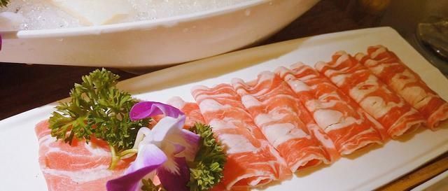 服务员|吃火锅时,服务员频繁加汤撤盘子,其实是在暗示,不懂会被鄙视