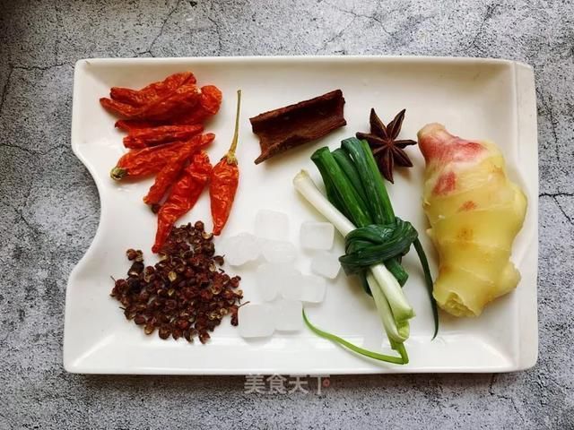 切成|这样做鸡爪真的太好吃了,越吃越上头!你们一定要试试看!