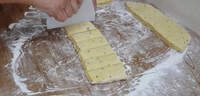 我家|我家面粉就爱这样做,加4个鸡蛋,做法比麻花简单,比油条都好吃