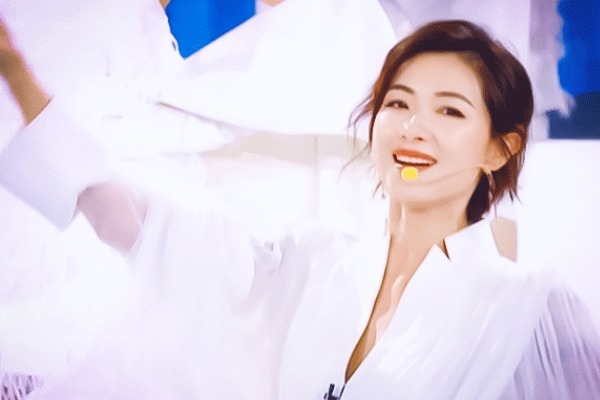  期节目|乘风破浪的姐姐主题曲舞台，万茜站中心位，黄圣依吴昕站前排！