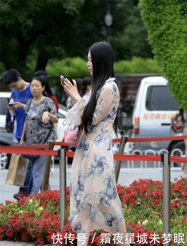 搭配|秋天穿一条薄纱长衫,清凉优雅,搭配尖头细跟鞋更显精致