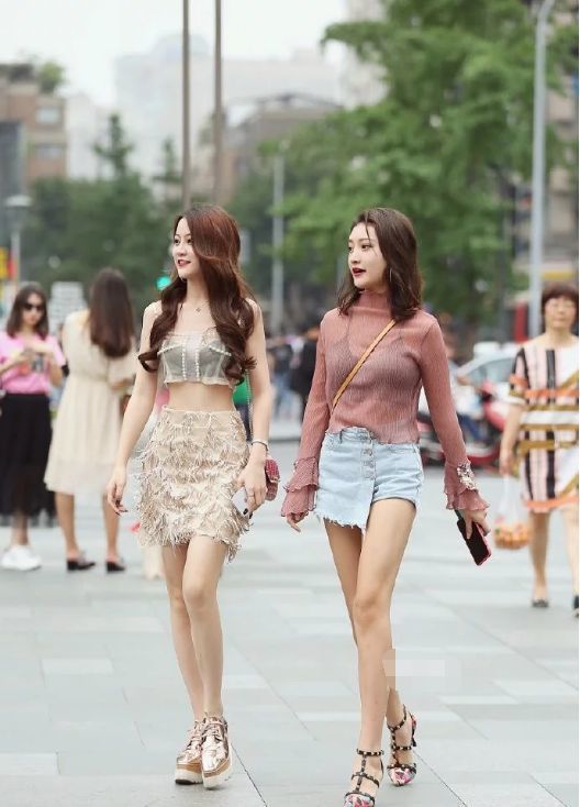  女神|街拍：两位时尚的美女，身材窈窕有型，散发女神气质