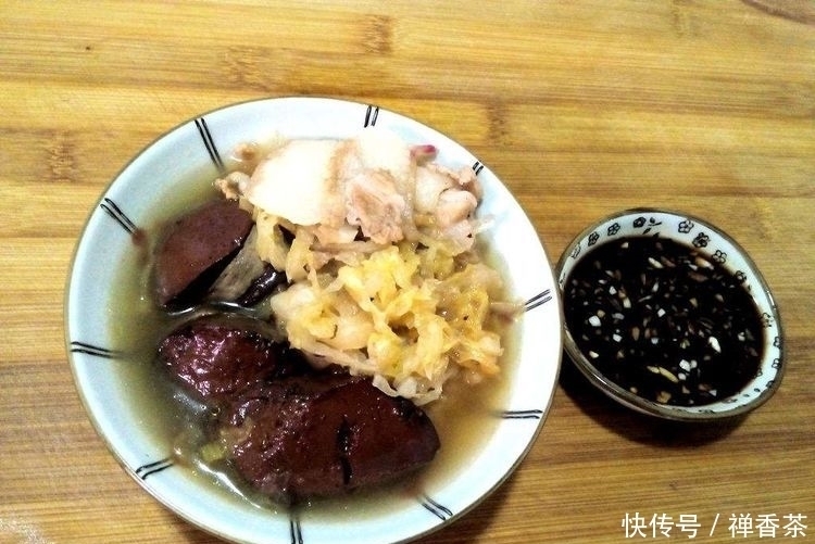 桌子|去东北小姨家“做客”,做了一大桌子的菜,吃两口就“撂筷”回家