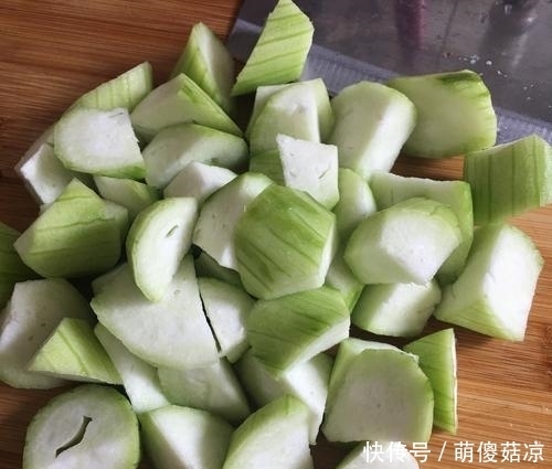 称为|丝瓜和它是绝配,称为“褪黑素”,晒黑的肌肤白回来,精神过夏天