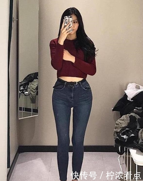  小姐姐|路人街拍：唯美的紧身牛仔裤小姐姐，秀出高挑的迷人身材
