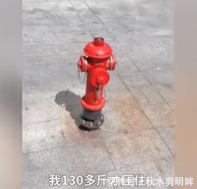  关部门|消防栓爆裂小伙用桶罩上后坐住 网友称其为“淡定坐桶哥”