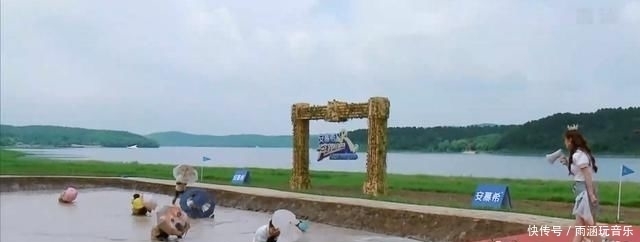 撑伞|跑男们这次太拼了,泥潭中撑伞奔跑,李晨蔡徐坤等被溅一脸泥