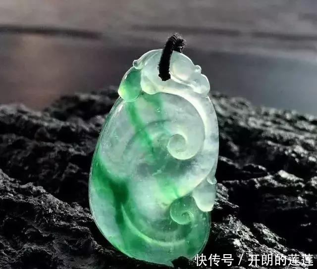 老大爷|老大爷嫌自己佩戴的翡翠水头不太好,用水一泡后,一看吓了一跳!