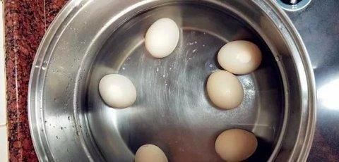  鸡蛋|煮鸡蛋，不要直接加水煮，多加这一步，鸡蛋更香嫩，好剥壳