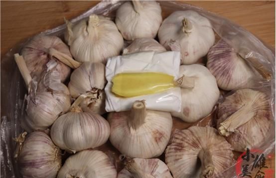 生姜|不管多难存放的大蒜,只要撒一把,放久都不干瘪发芽,方法太赞了