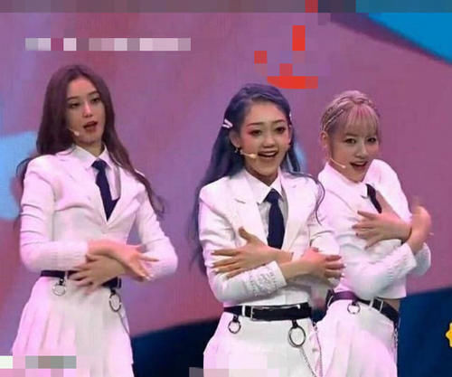 参加|创3选手参加618晚会,死亡灯光下希林显黑,只有张艺凡抗住了